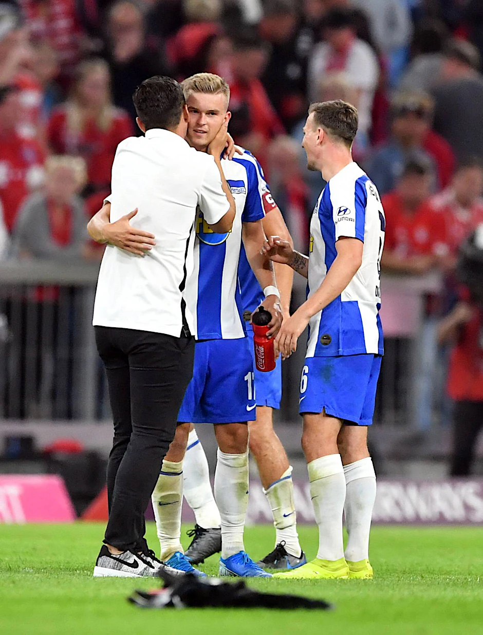 Trainer Ante Covic (l.) weiß genau, dass Maxi Mittelstädt ganz besonderer dank gebührt.