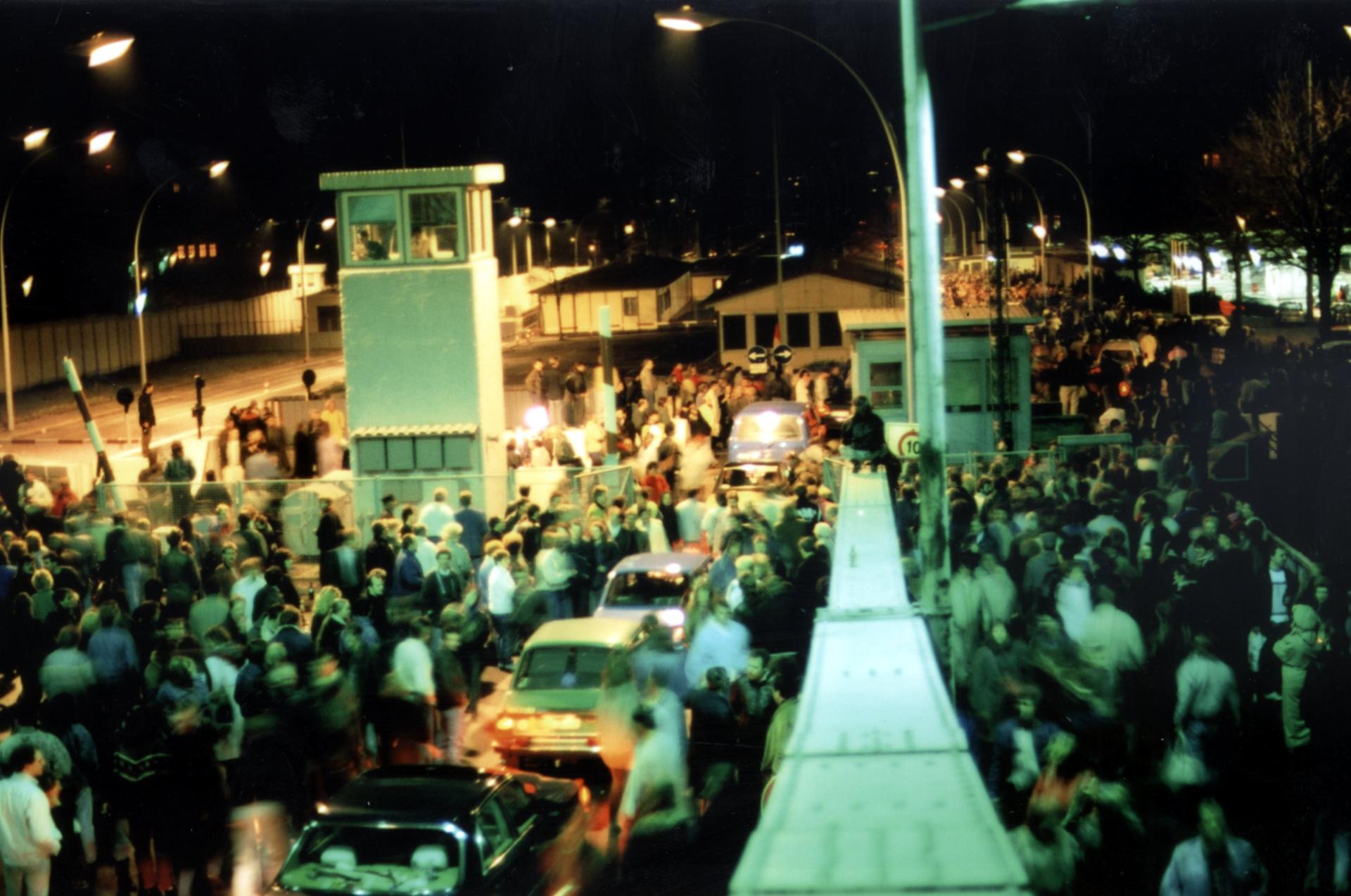 Die Mauer ist offen: Nach dem Grenzübergang Bornholmer Straße stellen auch alle anderen sechs Berliner Grenzübergänge die Kontrollen ein. Die DDR beginnt, Geschichte zu werden. 