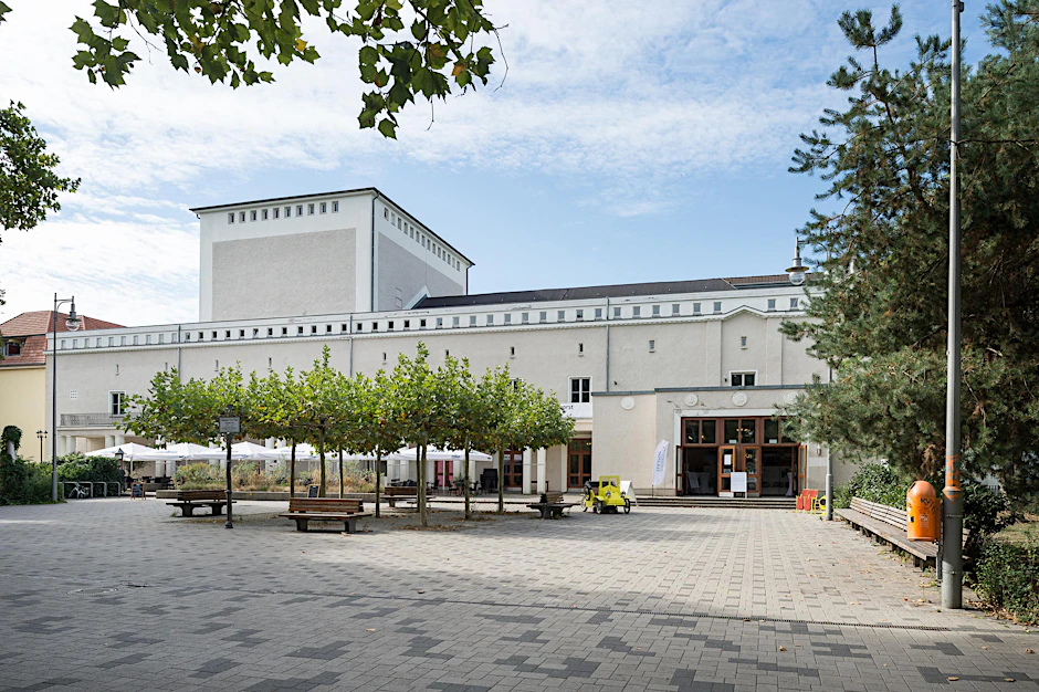 Fällt sofort auf: Der Bühnenturm auf dem Dach des Karlshorster Theaters, auch „Russenoper“ genannt. 