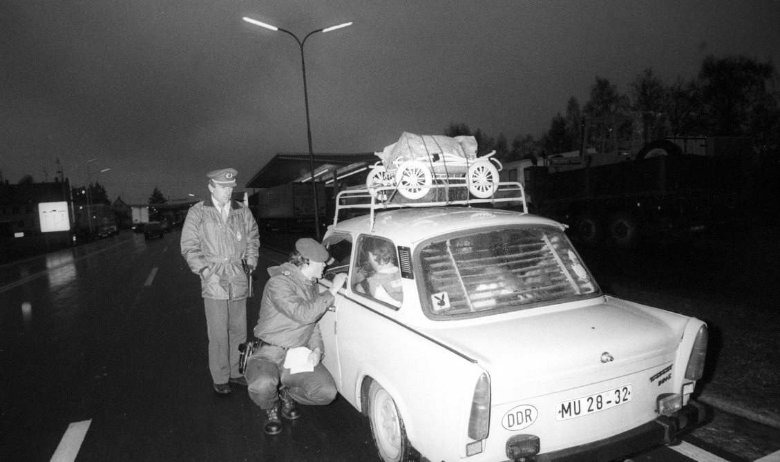 Eine Flüchtlingsfamilie aus der DDR reist, aus Prag kommend, am Grenzübergang Schirnding nach Westdeutschland ein. 