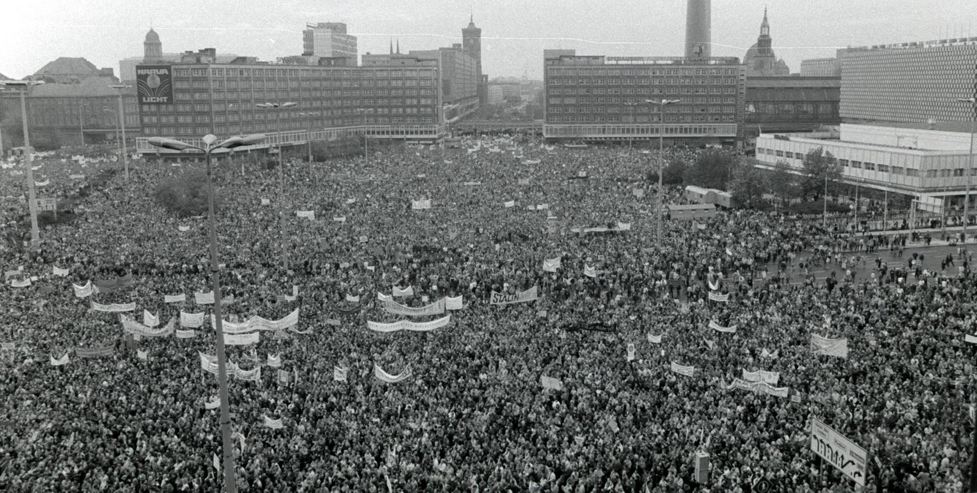 Mauerfall-Chronik: Wir sind das Volk! Bis zu eine Million Menschen demonstrieren am 4. November 1989 auf dem Alexanderplatz. Es ist die größte Demonstration in der Geschichte der DDR. 