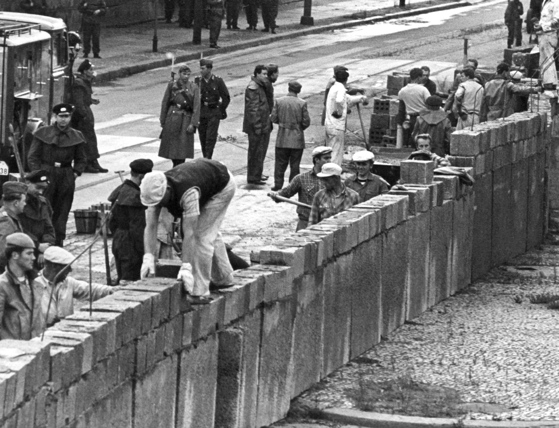 Bereits 1961 hatten Baukolonnen mit dem Bau der Mauer begonnen.