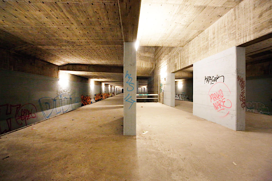 Der Geisterbahnhof der U10 - hier ist die Zeit stehengeblieben. 