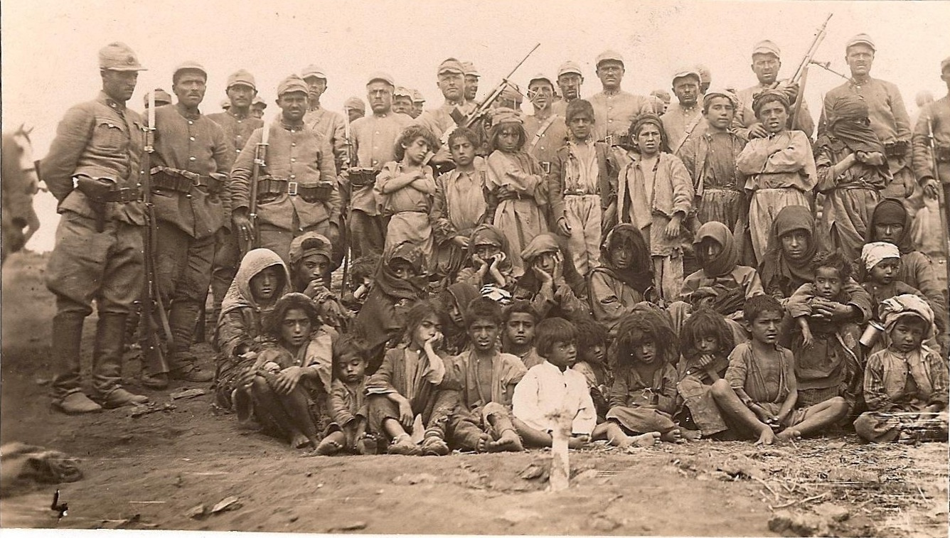 Türkische Soldaten und Bewohner der Region Dersim, die 1938 zur Deportation zusammengetrieben wurden. Von den bis zu drei Millionen heutigen Dersimstämmigen leben ein Drittel weiter in der Region, ein Drittel an anderen Orten in der Türkei und ein Drittel in Europa. dersim Zaza Platformu