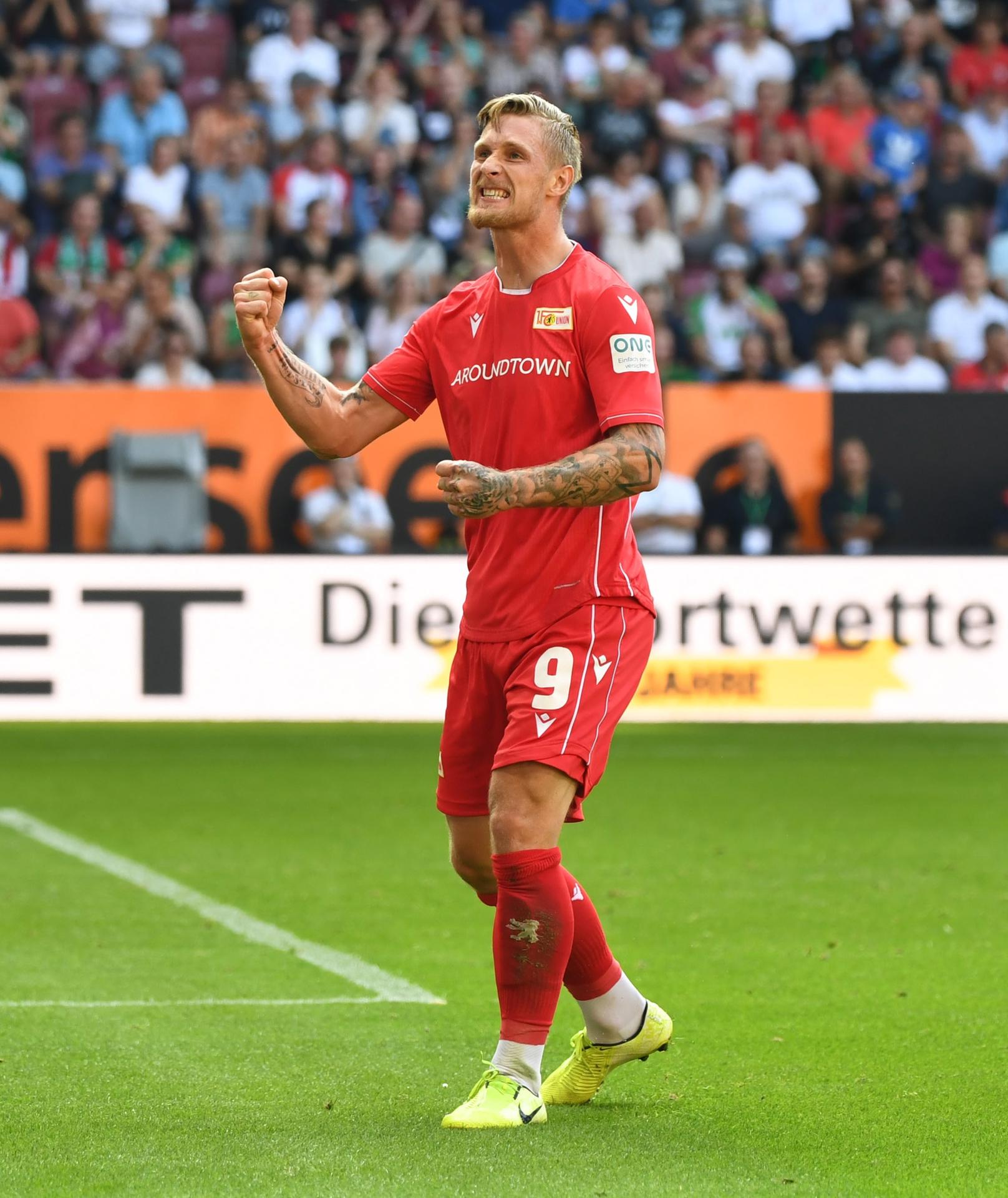 Er jubelte, als hätte er selbst genetzt. Sebastian Polter bereitete in Augsburg das 1:1 vor. 