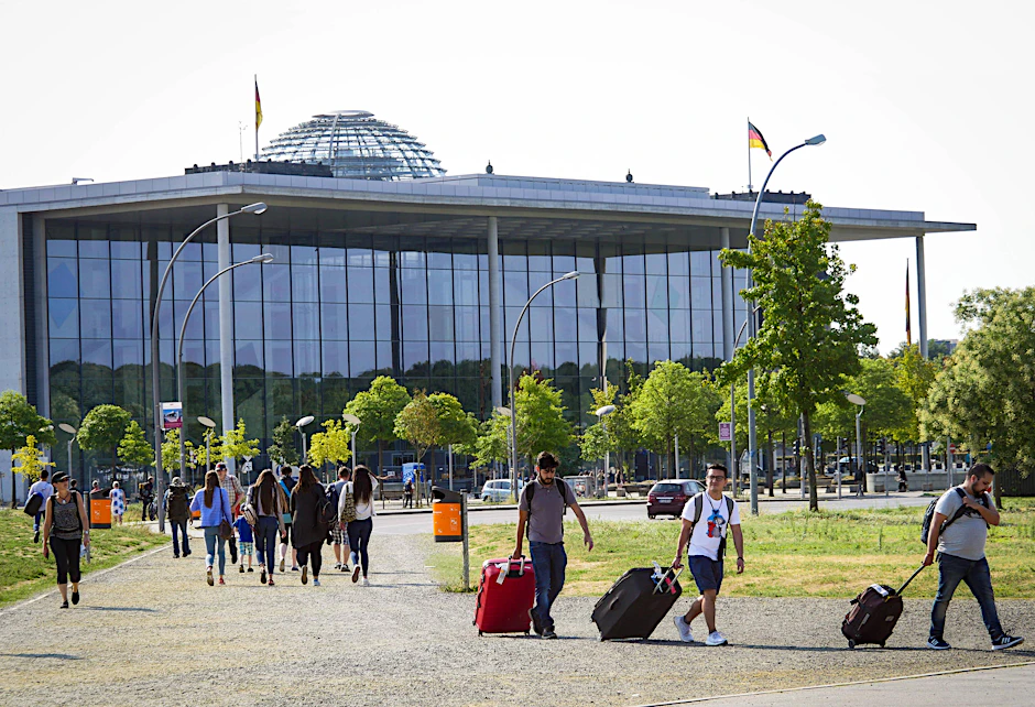 Eine Touristengruppe spaziert durch Berlin. Mit ihrer City-Tax helfen sie auch den Bezirken.