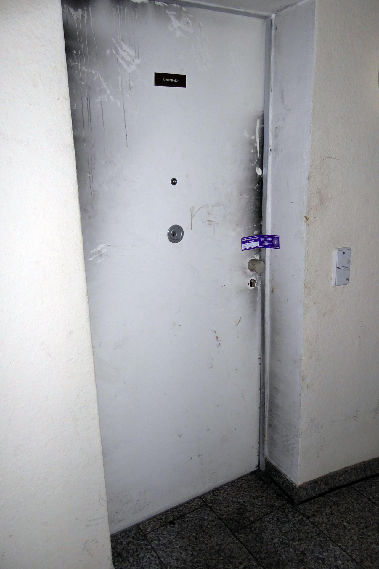 Hinter dieser Tür legte die 39-jährige Frau das Feuer. Die Wohnung ist nun versiegelt. 