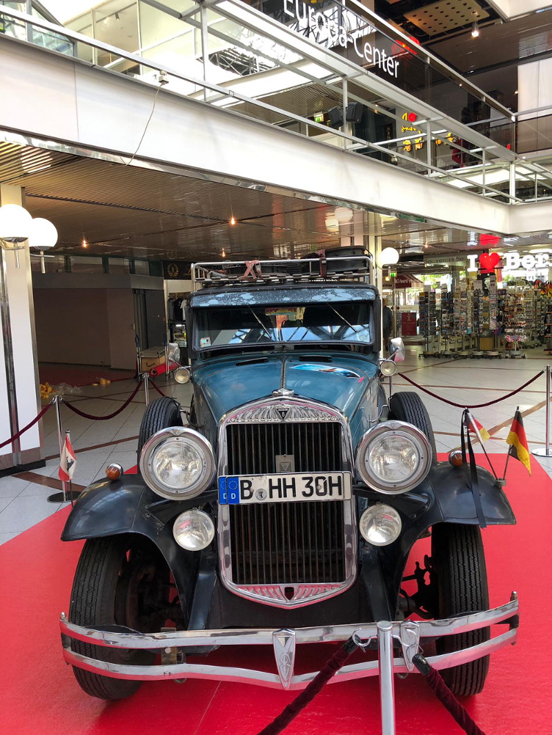 Das Auto ist derzeit im Europa-Center zu sehen. 