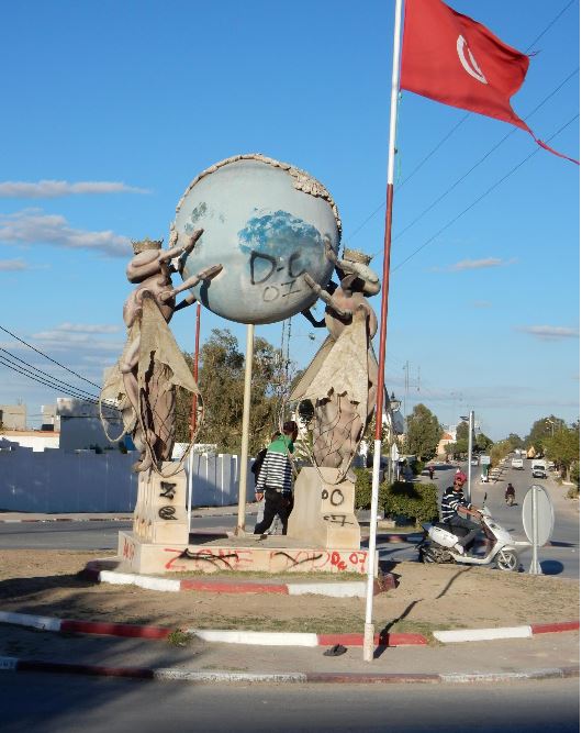 Das Denkmal im Ortszentrum erinnert daran, dass Oueslatia berühmt für seine Honigproduktion ist. 