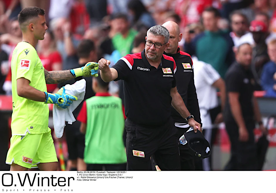 Urs Fischer "faustet" Torwart Rafal Gikiewicz ab.