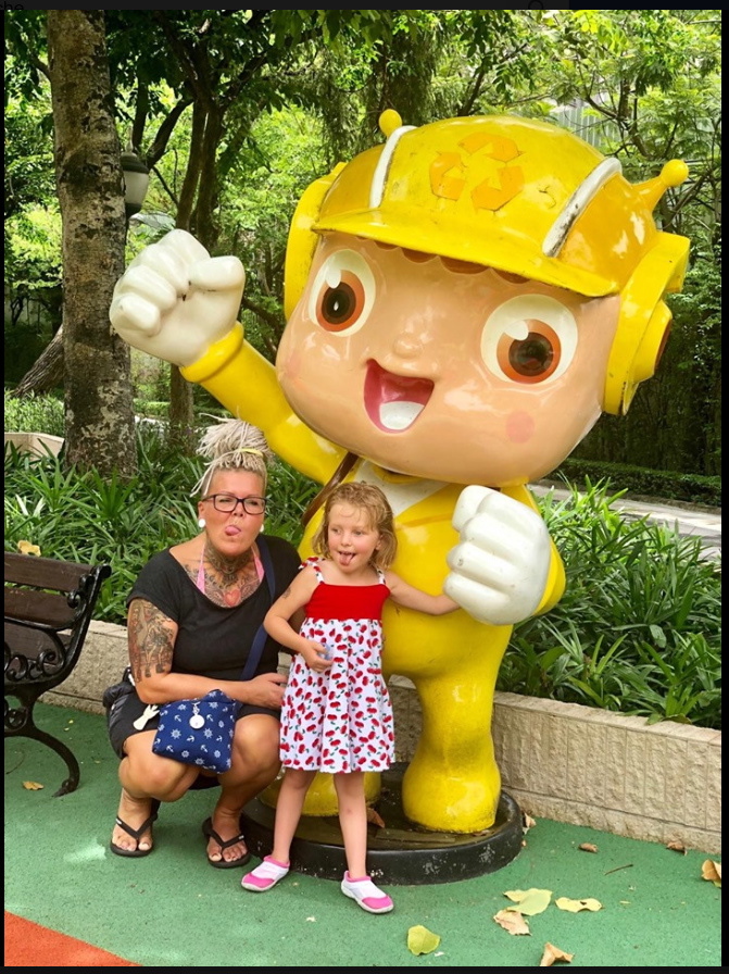 Lotta liebt die Parks von Bangkok und vor allem die knallbunten Figuren.