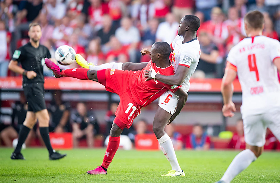 Anthony Ujah bewährt sich im Duell mit Leipzigs Konaté.