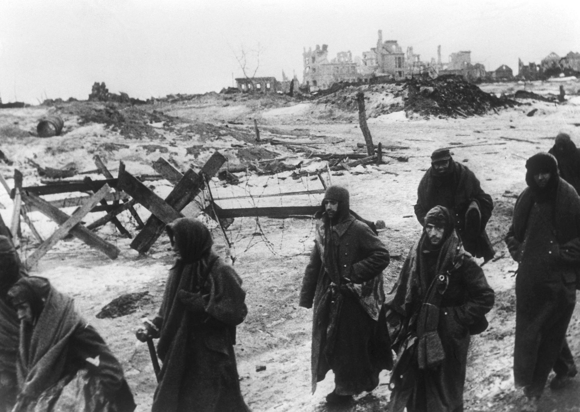 Ende mit Schrecken: Ausgemergelte Wehrmachtssoldaten ziehen durch das zertrümmerte Stalingrad in sowjetischer Kriegsgefangenschaft . 