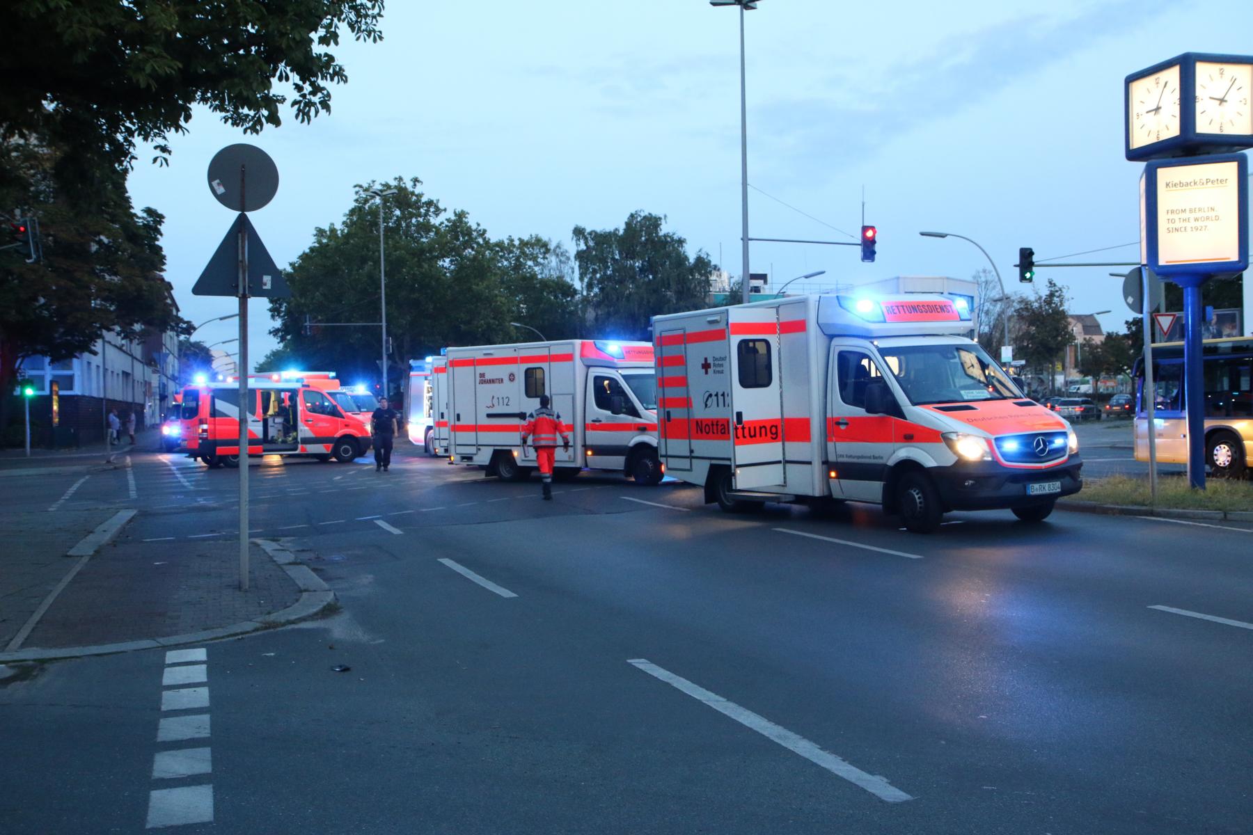 Rettungskräfte am Unfallort in der Gradestraße Ecke Tempelhofer Weg.
