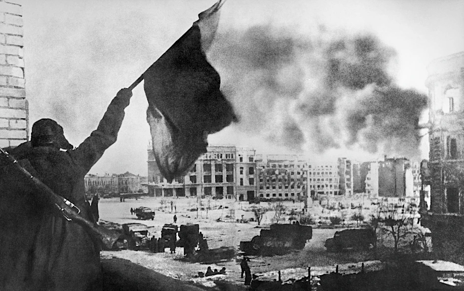 Die bittere Stunde der Sieger: Ein Soldat der Roten Armee schwenkt in den Trümmern von Sta­lin­grad eine Fahne. 