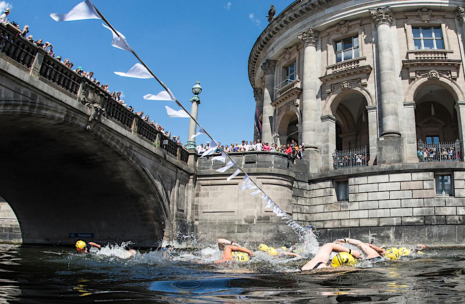 Teilnehmer am "Berliner Flussbad Pokal" schwimmen in der Spree.
