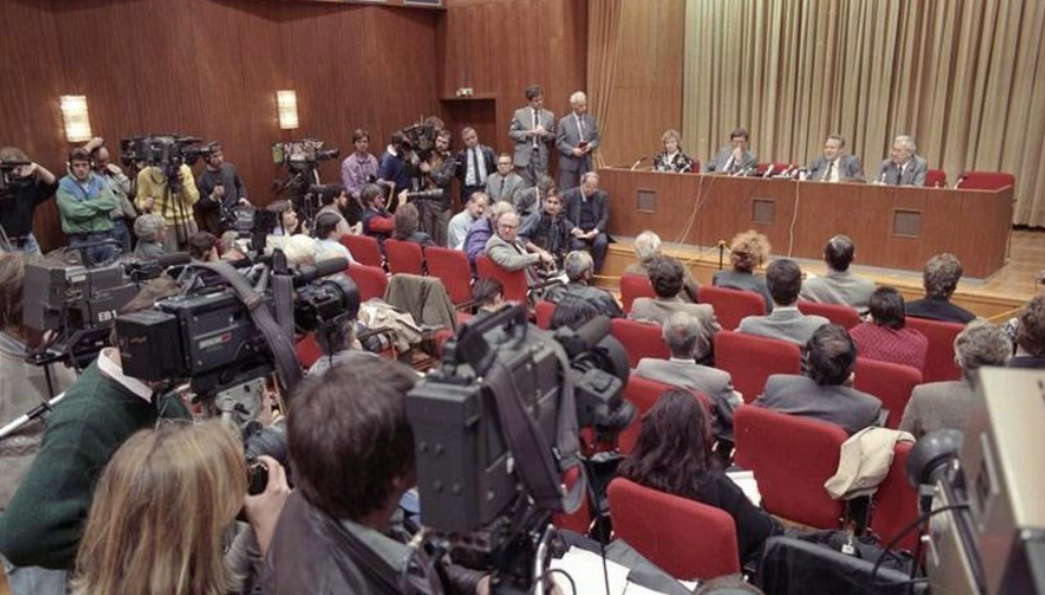 Blick in den Saal der Pressekonferenz: Gleich wird Schabowski aus der Beschlussvorlage zitieren und unfreiwillig den Mauerfall einleiten.