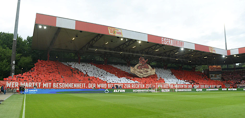 Mit dieser tollen Choreo warteten die Union-Fans im Relegationsspiel auf.