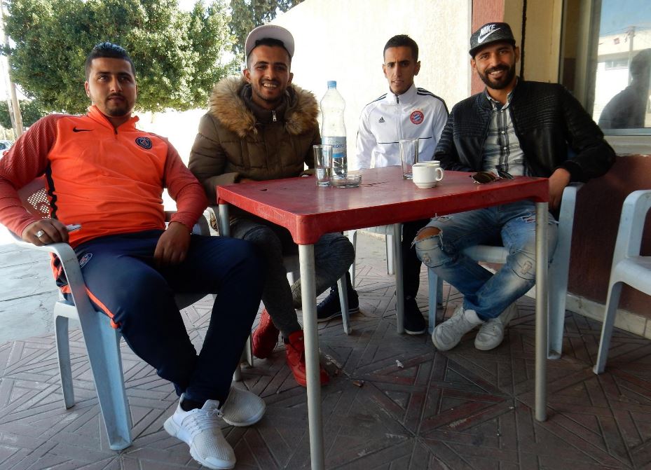 Für diese jungen Männer gibt es nur noch einen Ausweg, und der führt nach Europa. Von links: Ahmed Marzouki, Kheiri Khmeli, tarek Dawadi, Badia Bahrouni. 