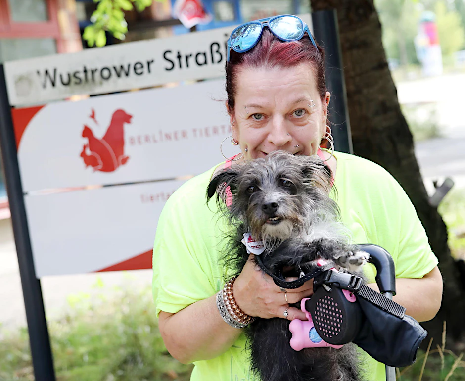 Urta Gün (53) aus Altglienicke mit Hündin Fighty (10).