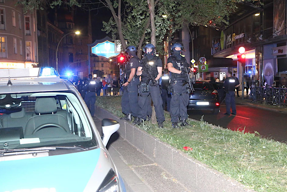 Schwer bewaffnete Polizisten am Einsatzort auf der Karl-Marx-Straße in Neukölln.