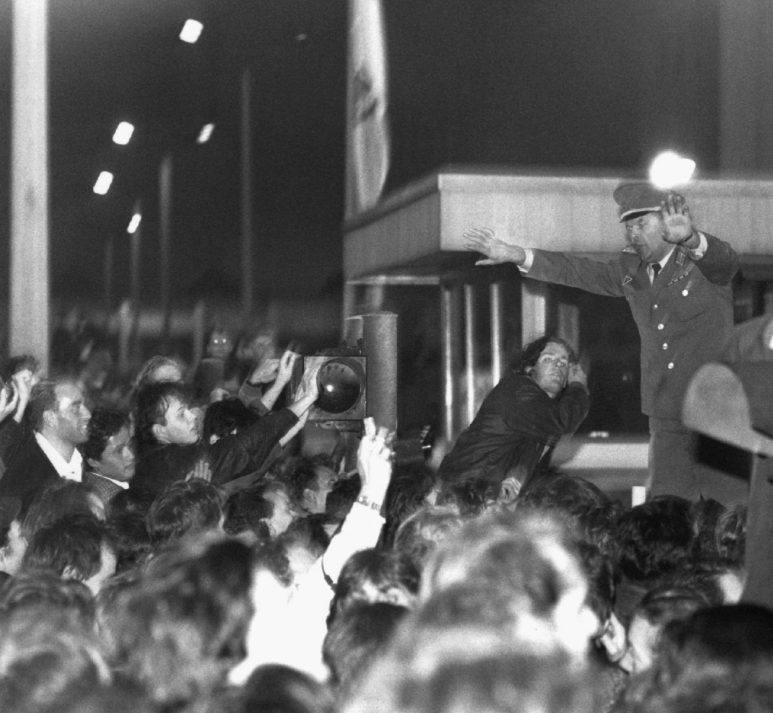 Am Grenzübergang Bornholmer Straße drängen sich im Laufe des Abends immer mehr ausreisewillige Ost-Berliner. Die meisten von ihnen wollen nur mal nach West-Berlin rüber und wieder zurück.