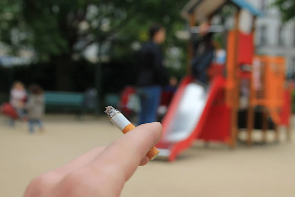 Kinder finden leider allzu oft weggeworfene Kippen im Spielplatz-Sand. Das soll ein Ende haben.