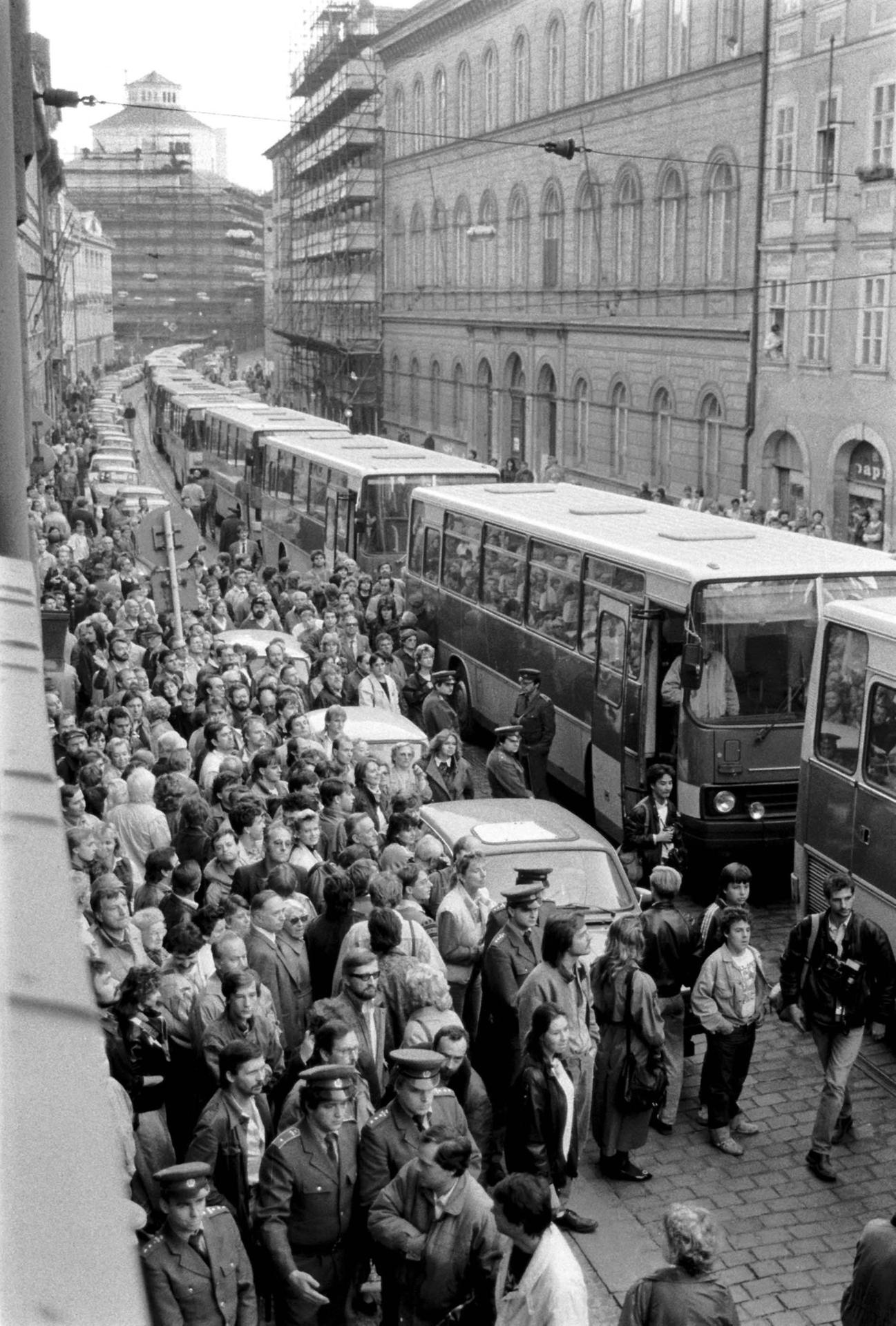 Insgesamt um die 20.000 DDR-Bürger suchen zwischen August und November 1989 Zuflucht in der westdeutschen Botschaft in Prag. 