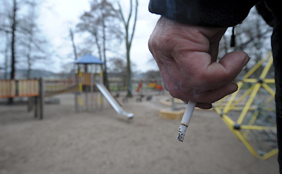 Kippen auf Spielplätzen: Drastische Strafen sollen respektlose Raucher abschrecken.