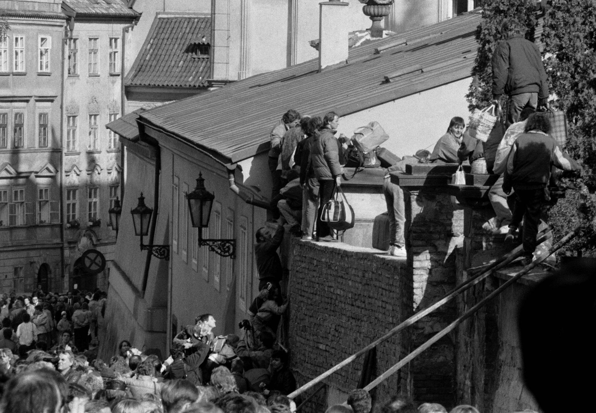 Mauerfall-Chronik: Andrang ohne Ende: DDR-Flüchtlinge erklettern die Mauer zum westdeutschen Botschaftsgelände in Prag. 