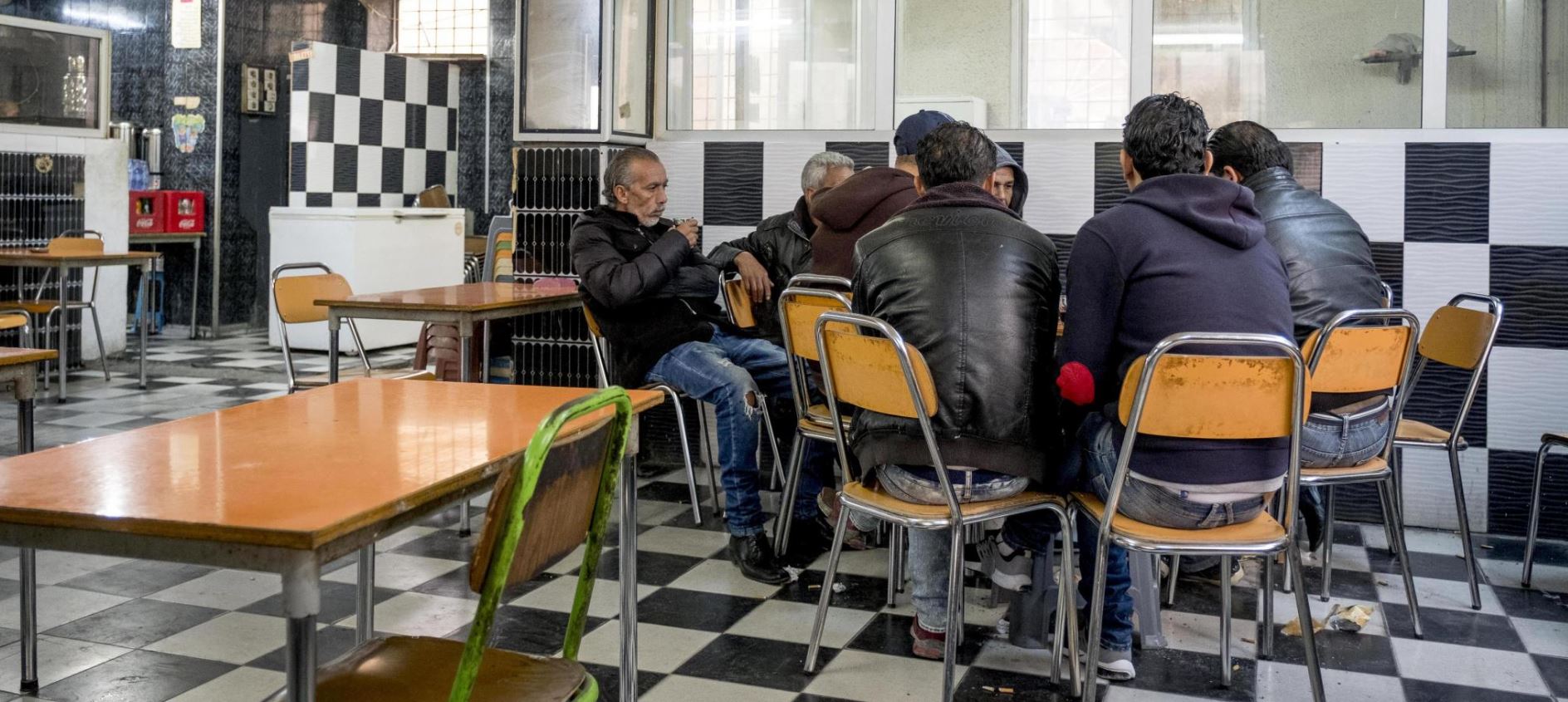 Männer trinken Kaffee, rauchen und spielen Karten in den Cafés von Oueslatia. 
