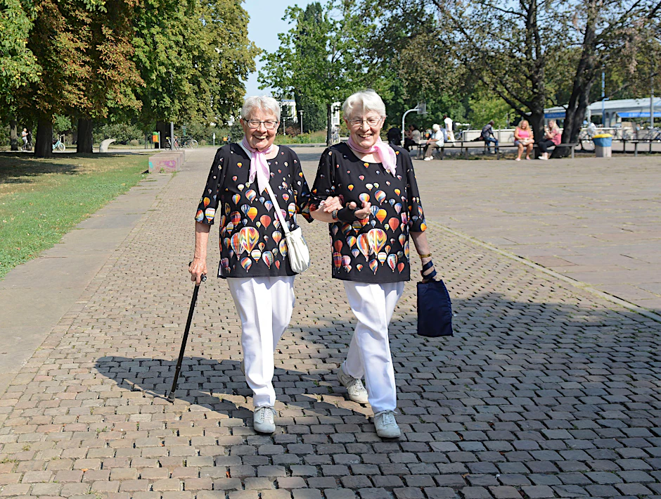 Ingrid (li.) und Brigitte bummeln Arm in Arm durch Spandau. Sie haben sich hübsch gemacht.  