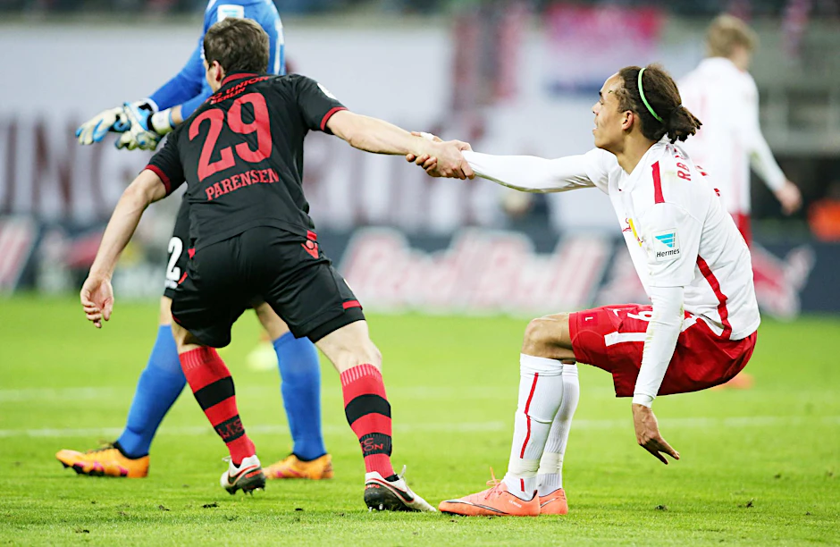 Unions Michael Parensen hilft Leipzigs Yussuf Poulsen auf. Das Foto stammt von der Zweitliga-Saison 2015/2016