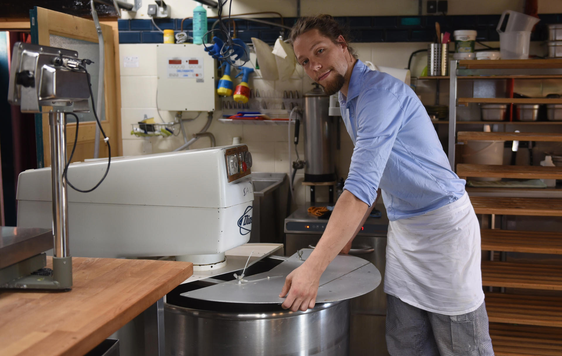 Bäckermeister Mattis Harpering (32) an der besonders gesicherten Rührmaschine.