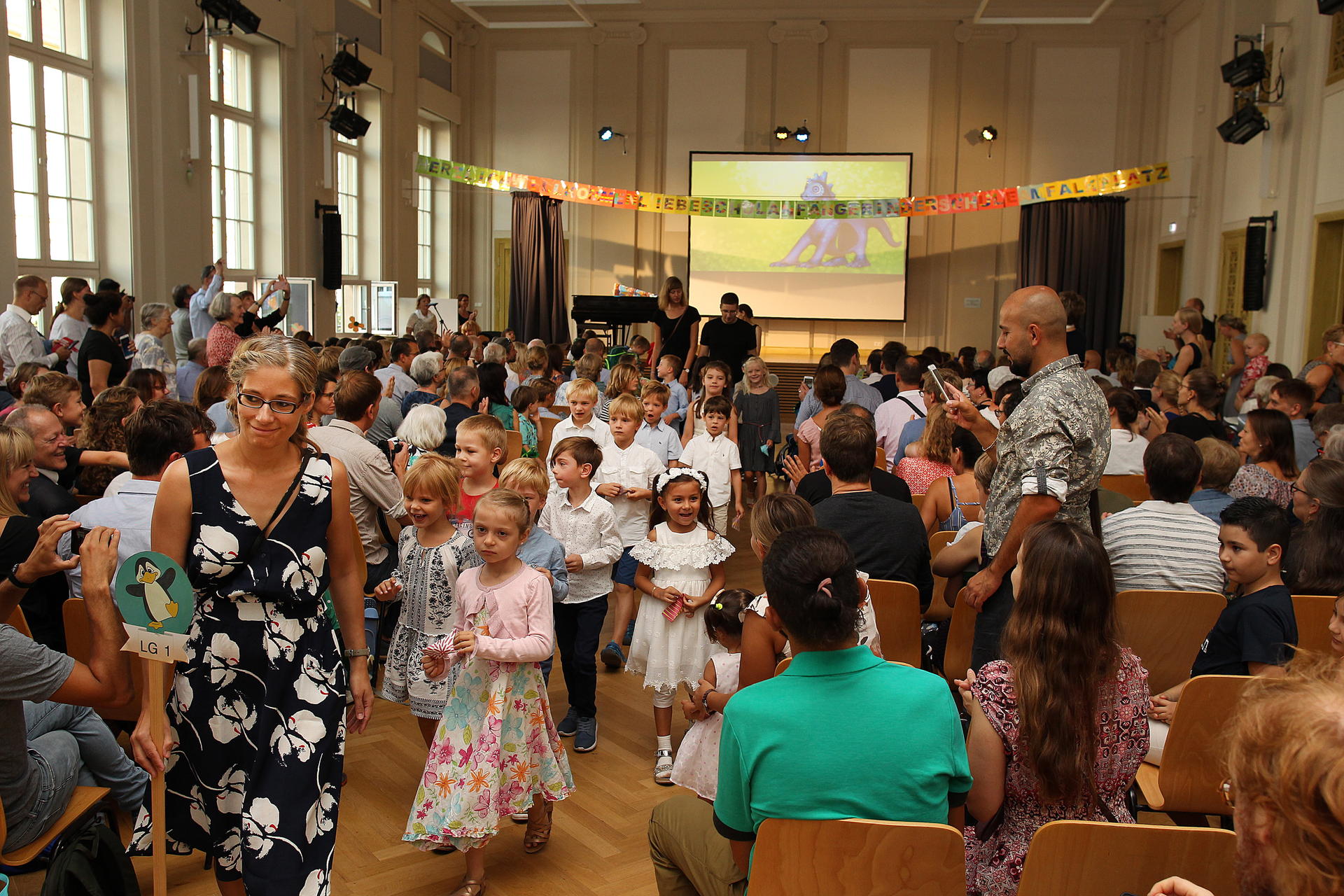 144 Kinder wurden bei der Zeremonie in der Schule begrüßt.