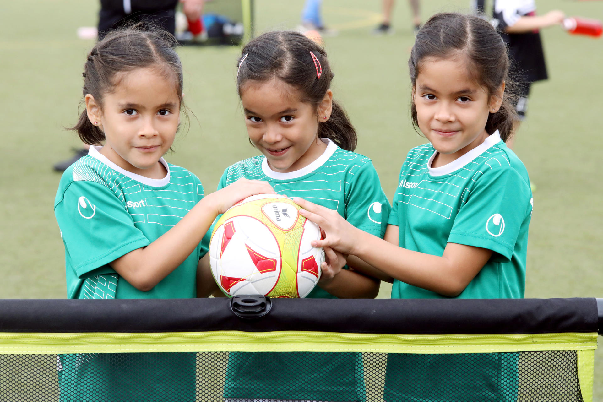 Die Schwestern Anouk, Valeria und Dalia wissen, was im Fußball wichtig ist – „Tore schießen!“