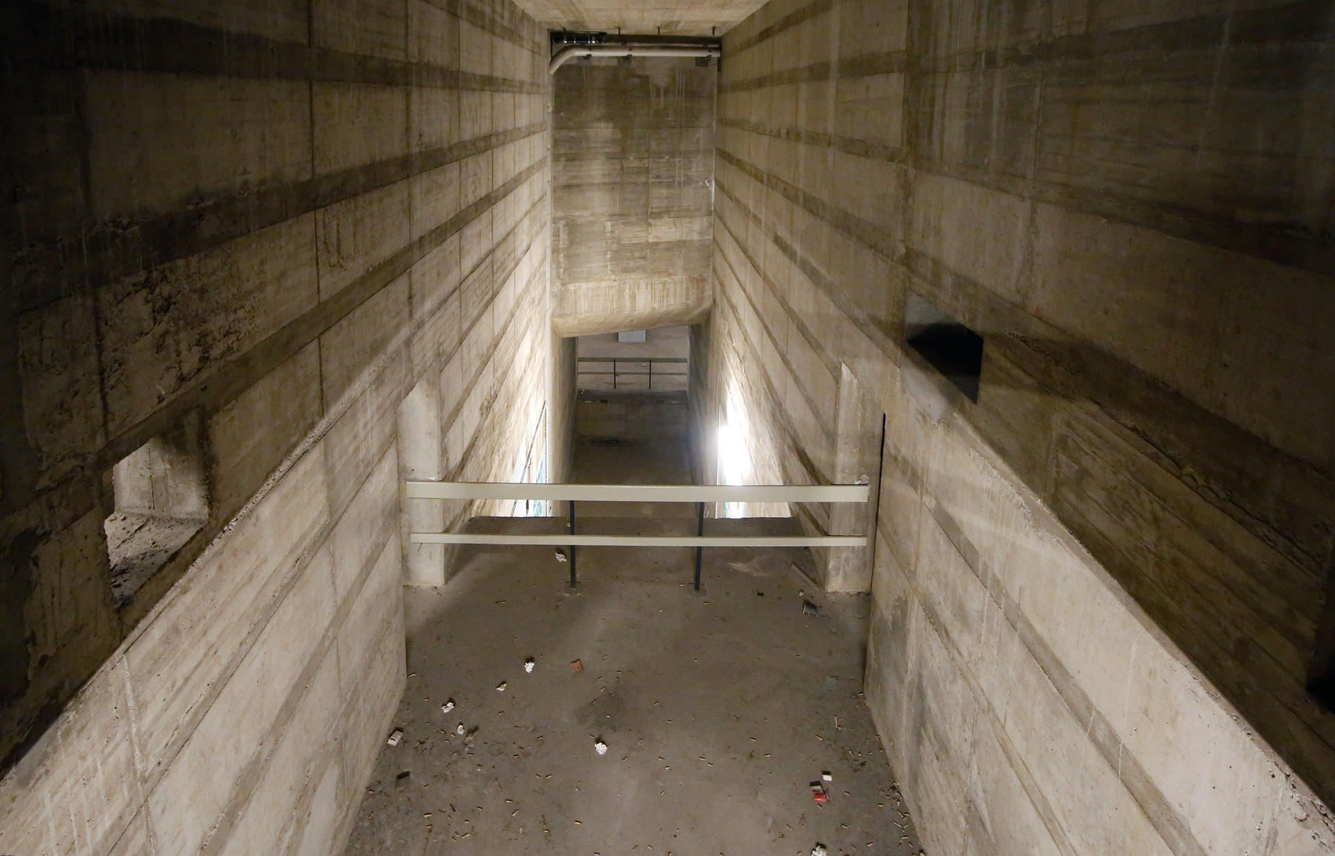 Eine Kathedrale aus Beton, eine Grabstätte für einen Pharao: Der Bahnhofsrohbau weckt die Phantasien seiner Betrachter. 