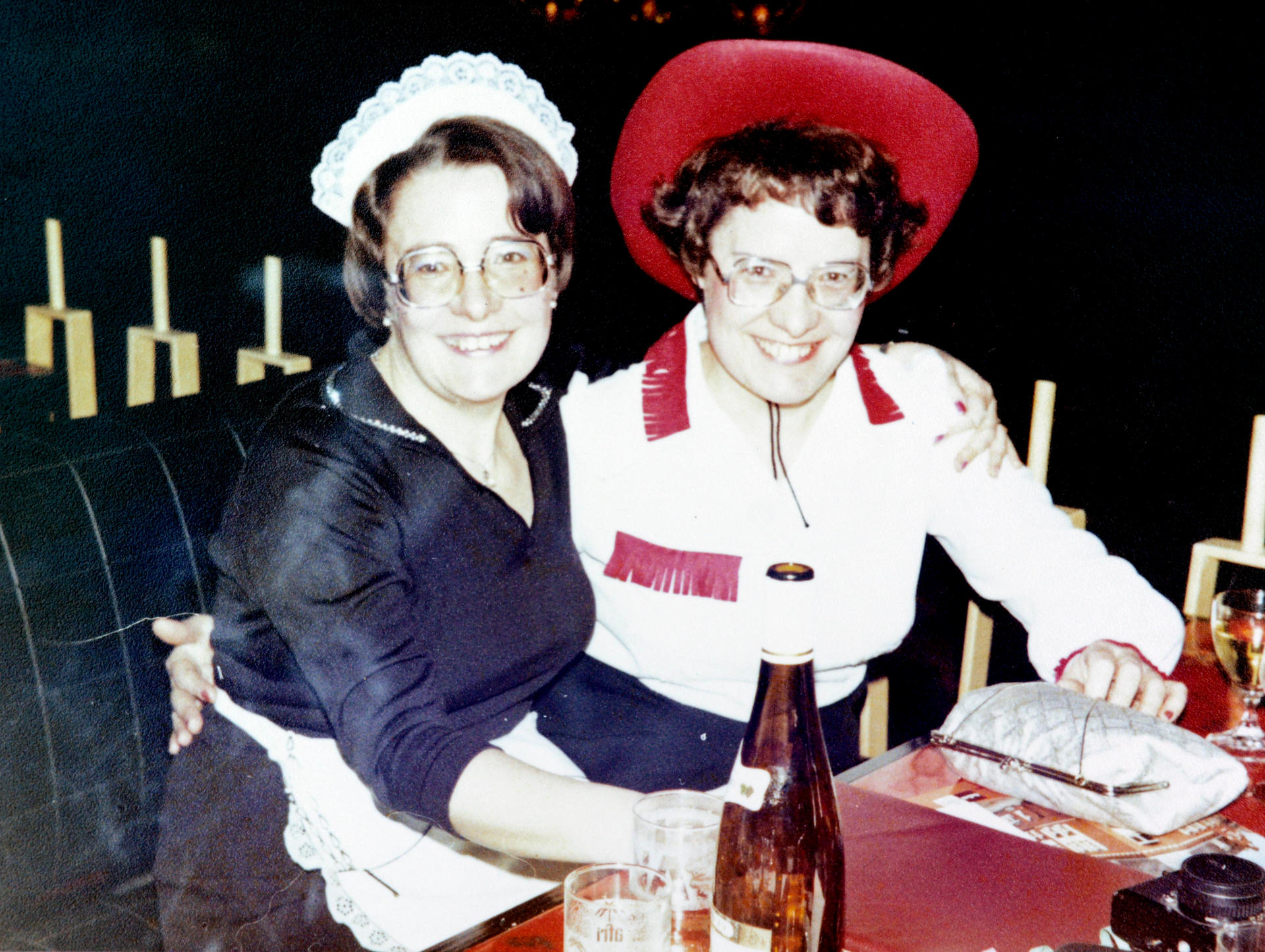 Vor 56 Jahren: Das Doppelpack beim Karneval. Ingrid (li.) als Kellnerin mit weißer Spitzenhaube.  