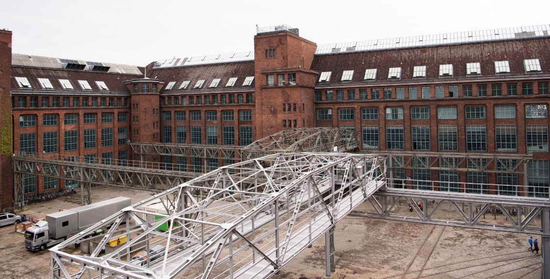 Die AEG schloss ihre Großmaschinenfabrik 1984. Ein Investor ließ auf der östlichen Hälfte des Areals fast die gesamte historische Bausubstanz beseitigen. 