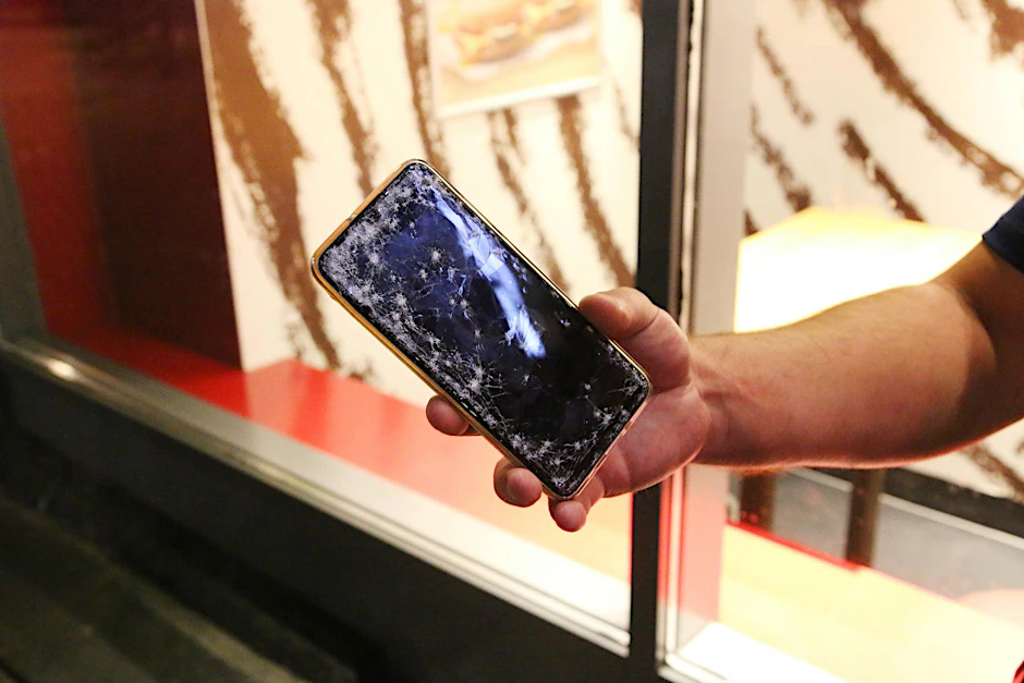 Das völlig geschrottete Handy nach der blutigen Schlägerei am S-Bahnhof Neukölln.