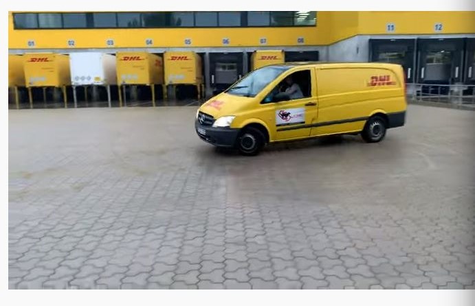 Ein Screenshot aus dem Video, das den DHL-Fahrer beim Driften zeigt. 