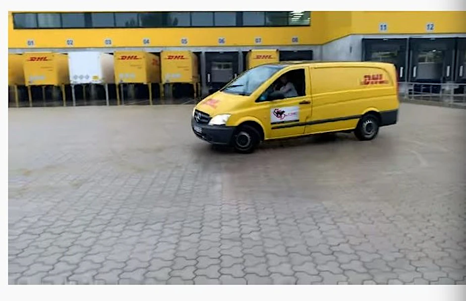 Ein Screenshot aus dem Video, das den DHL-Fahrer beim Driften zeigt. 