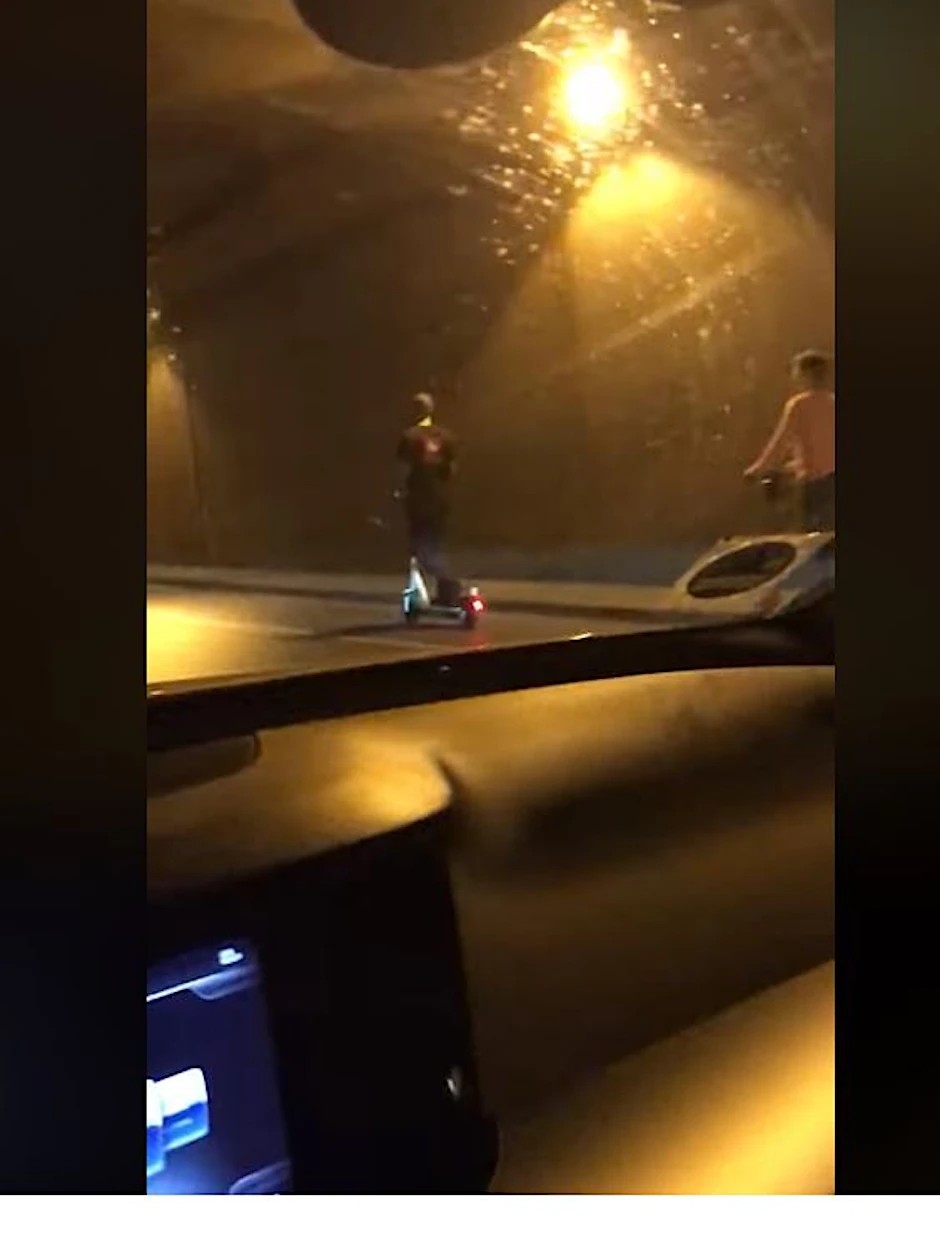 Die beiden Männer auf ihren E-Rollern im Tiergartentunnel. 