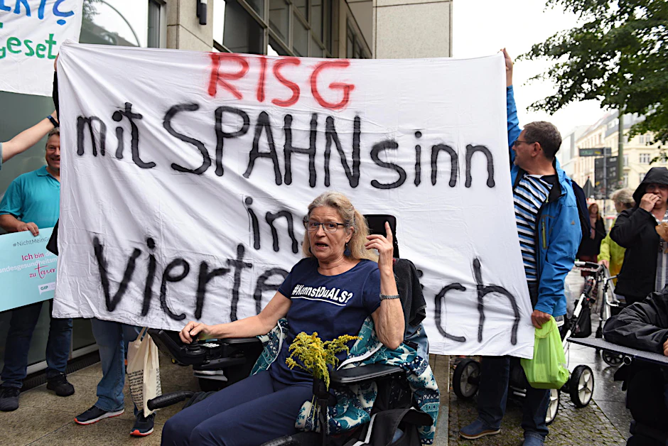 Barbara Carus protestiert gegen Pläne, die Intensivpflege zu Hause zu unterbinden.