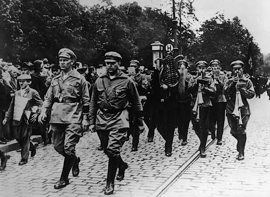 Ernst „Teddy“ Thälmann (vorne links) bei einem Aufmarsch des Rotfrontkämpferbundes in Berlin.