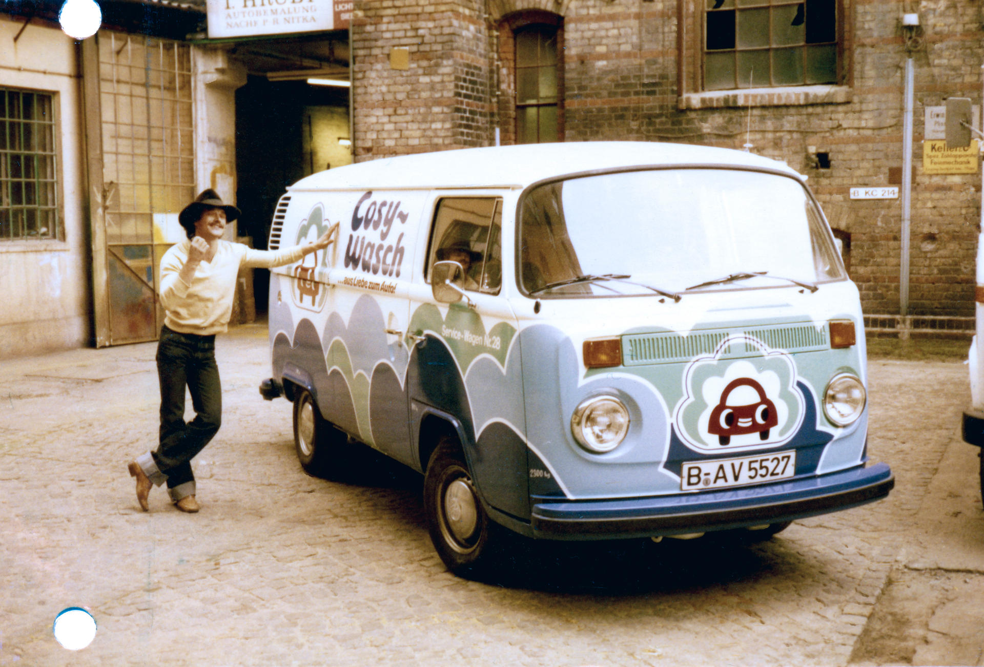 Autobeschriftungen gehörten schon immer zum Schwerpunkt der Firma Hruby – hier auf einem VW-Bus.