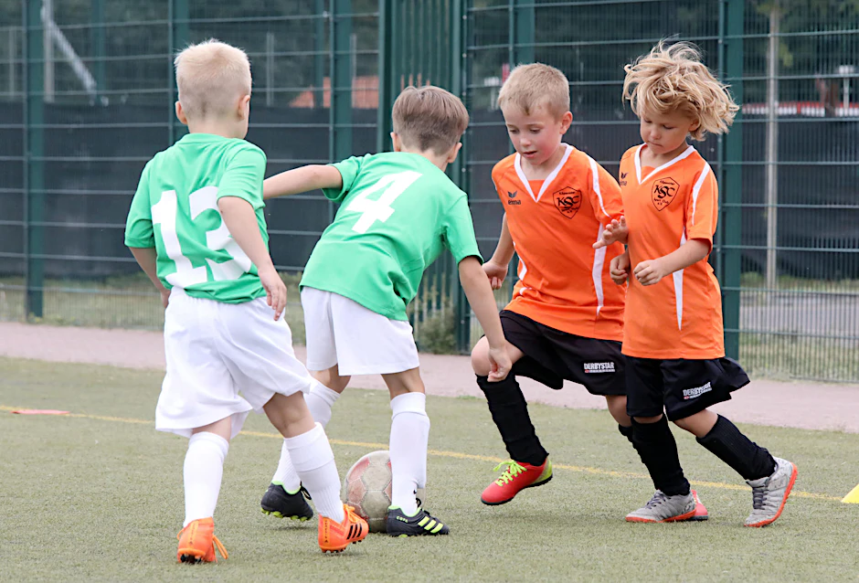 Felix und Djordi kicken in Orange: Die Jungs vom Köpenicker SC müssen einen Angriff abwehren.