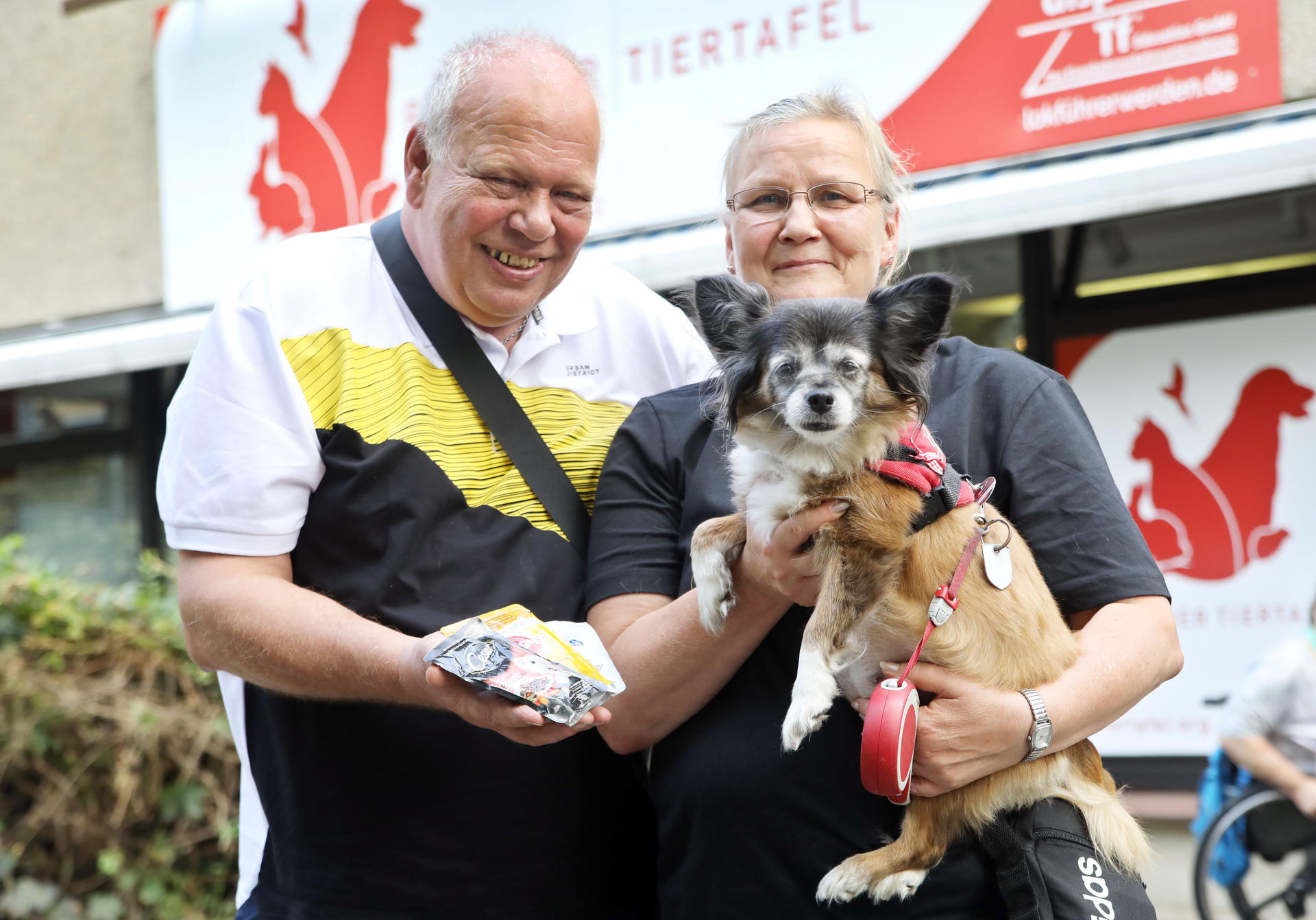 Hans-Joachim (62) und Angelika Kronberg (57) kümmern sich seit Jahren um ihre Hündin Jaisy – und sind auf die Tiertafel angewiesen.