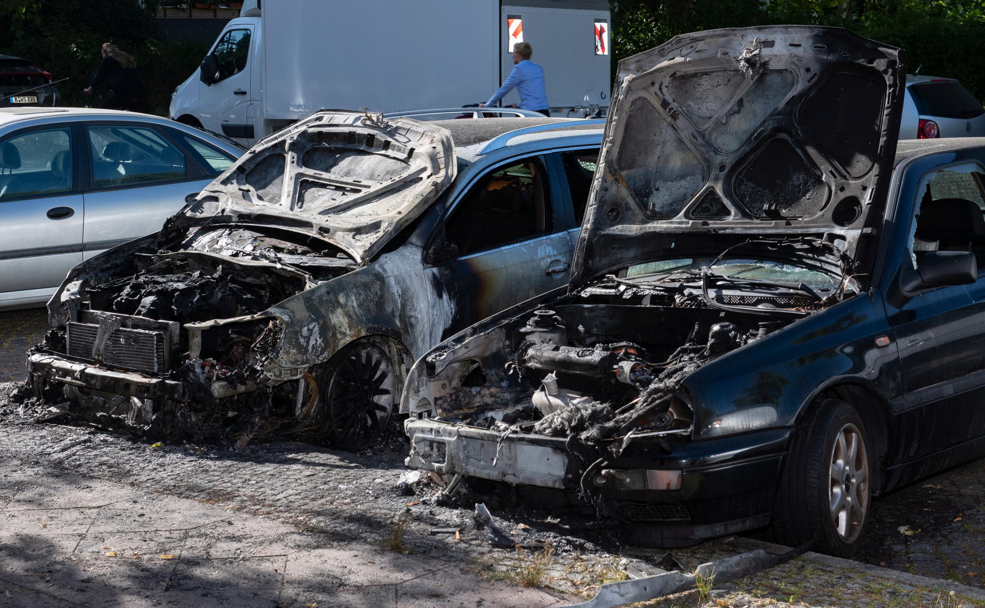 Ausgebrannte Pkw stehen im Hansaviertel an der Bartningallee. In der  Nacht zum 3. Juli brannten insgesamt fünf Autos.