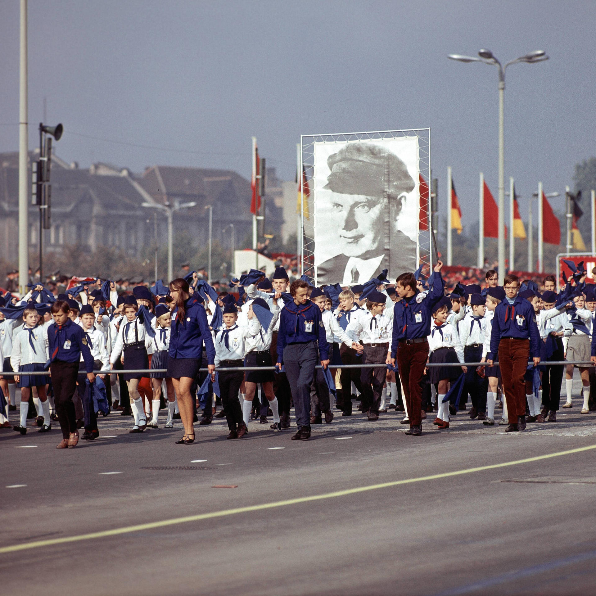 Pioniere paradieren am 20. Jahrestag der DDR 1969 mit dem Konterfei von Thälmann, „Stimme und Faust der Nation“.